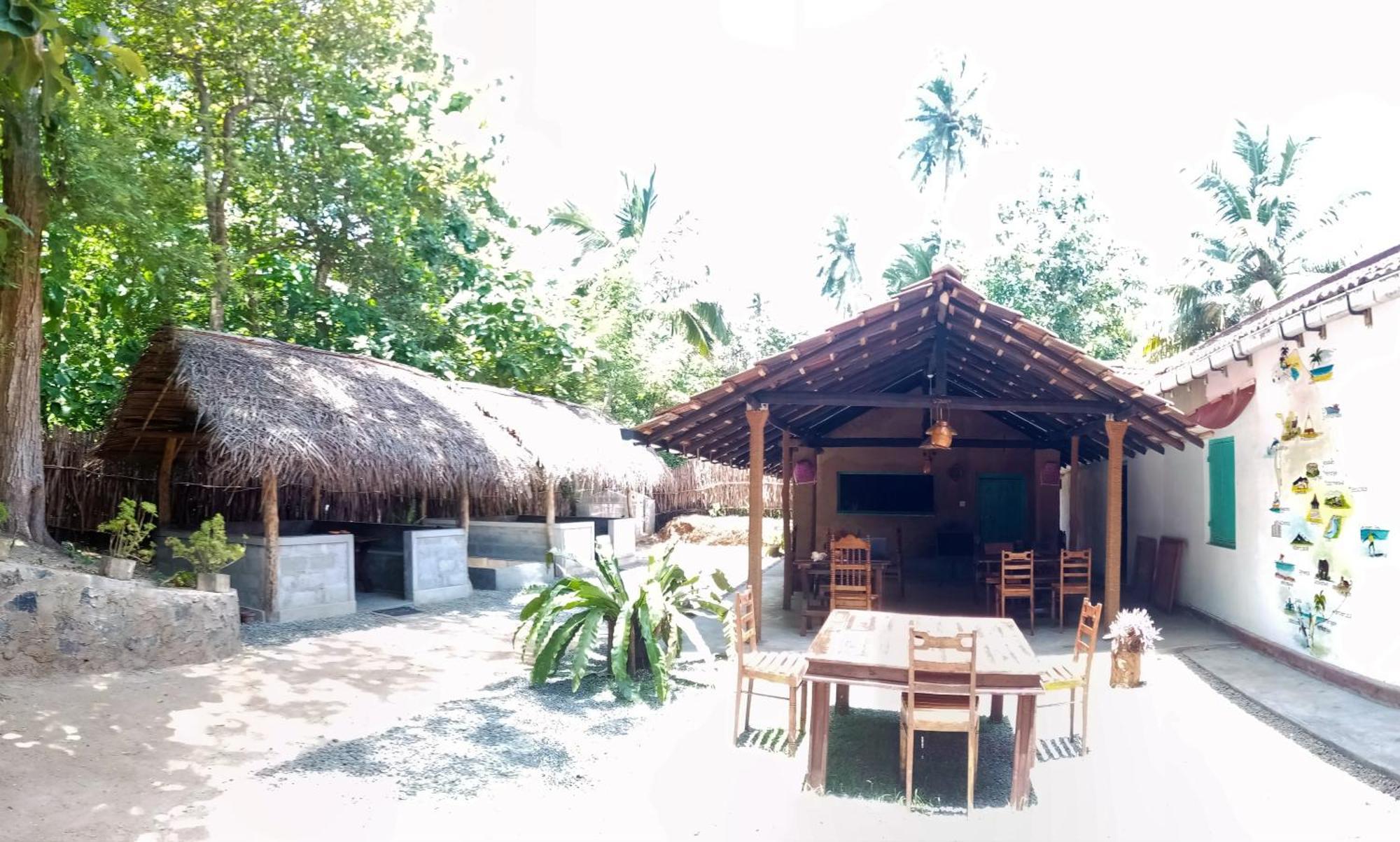 Lazy Monkey Surfhostel - Sri Lanka Dikwella Ngoại thất bức ảnh